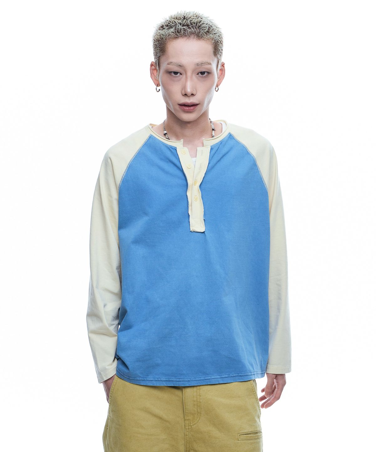 EASY NO EASY（イージーノーイージー）の「Deep Hen Neck Raglan Long Sleeve - Blue（Tops）」