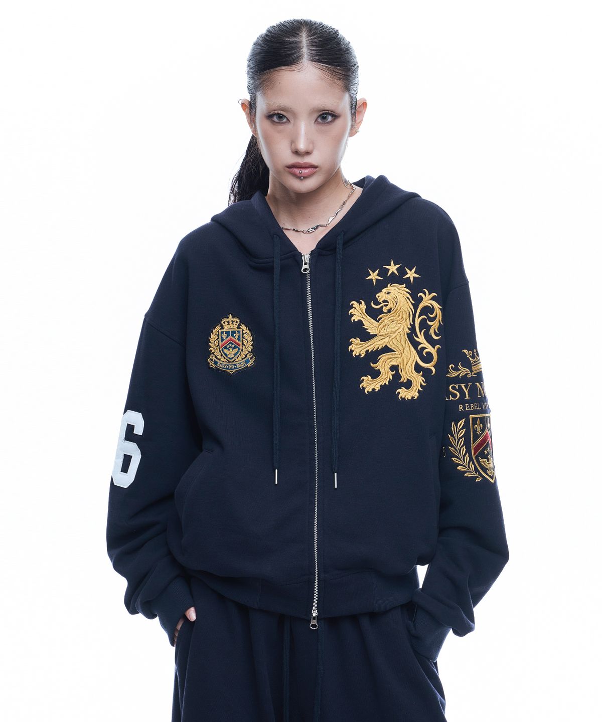 EASY NO EASY（イージーノーイージー）の「Heraldic Emblem Crop Hoodie Zip-up - Navy（Tops）」