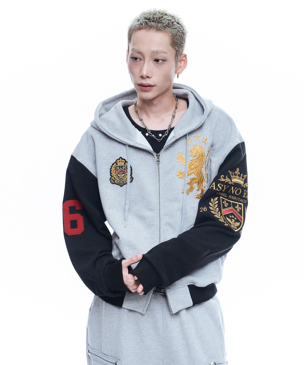 EASY NO EASY（イージーノーイージー）の「Heraldic Emblem Crop Hoodie Zip-up - Gray（Tops）」