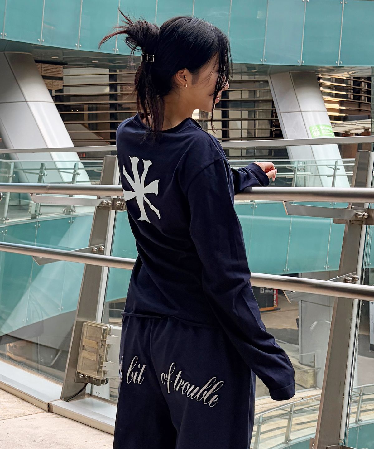 에키오(EKIO) 컷오프 베이직 로고 롱슬리브 (Navy)