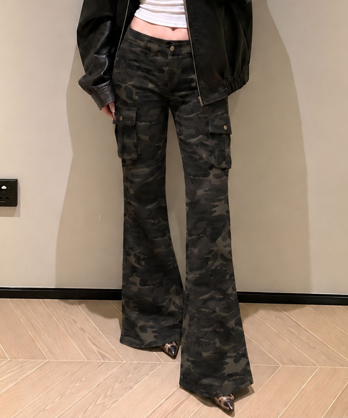모아(MOAA) Camo Flare Cargo Pants (Camo)