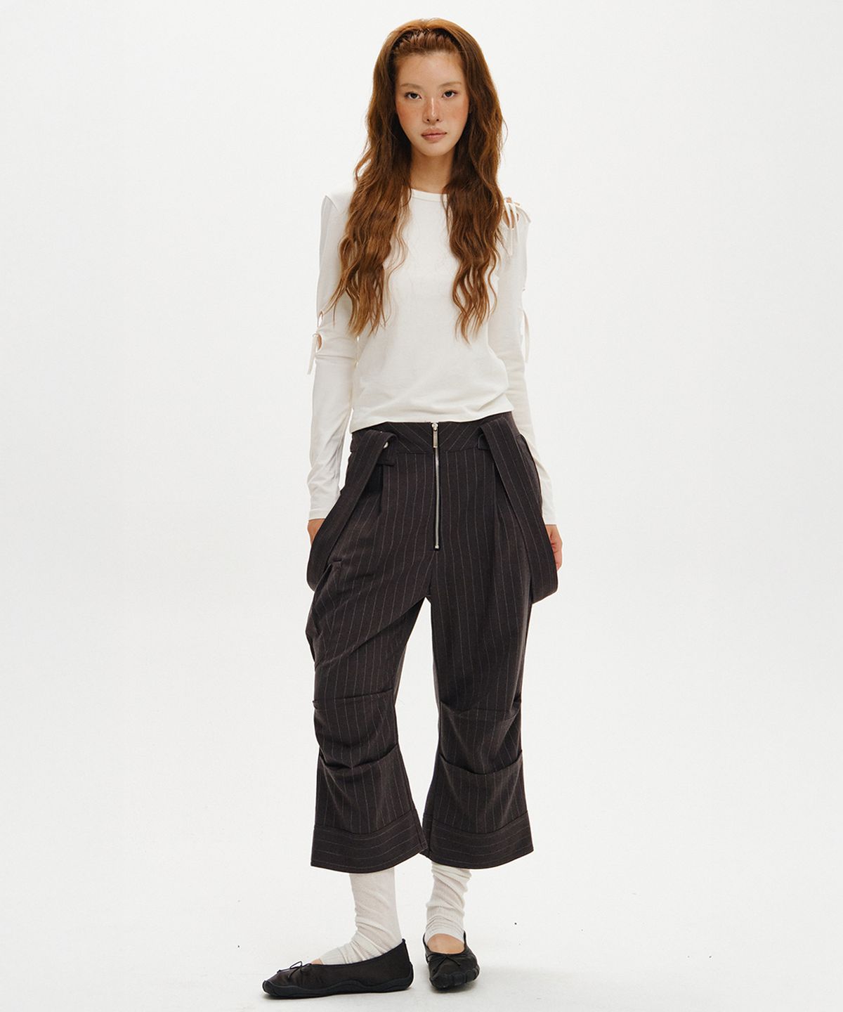 소르비(SORBEE) STRIPE SUSPENDER CAPRI PANTS / CHARCOAL