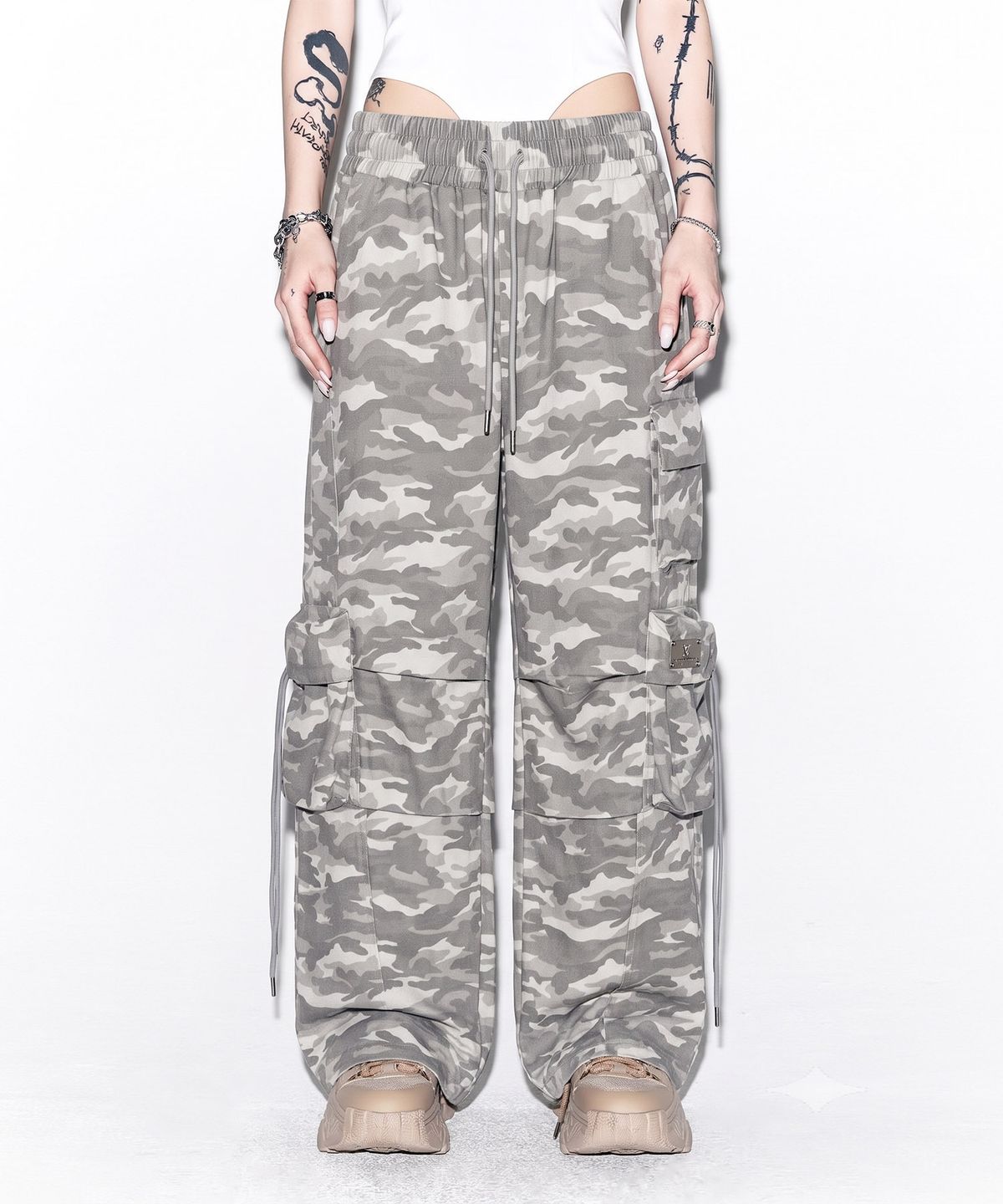 와이이이엘(YEEL) SOLID POCKET WIDE BANDING PANTS WHITE CAMO