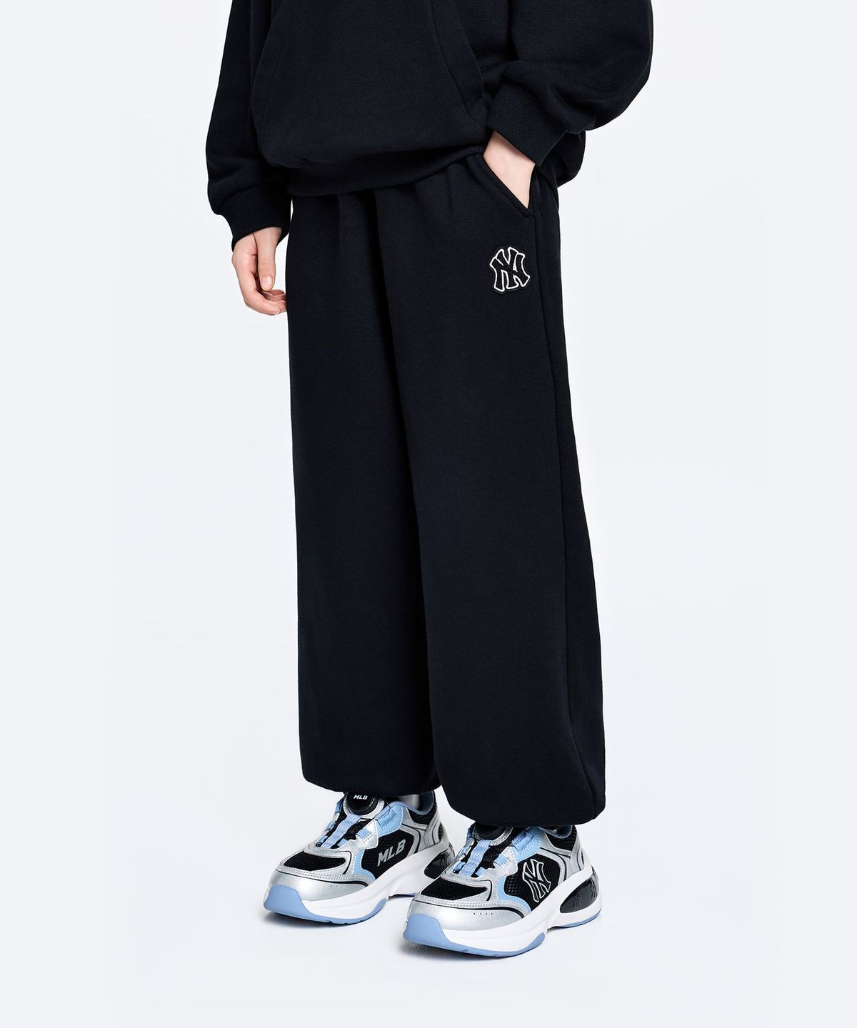 엠엘비 키즈(MLB KIDS) 스포티브 스몰로고 기모 루즈 조거 팬츠 NY (Black)