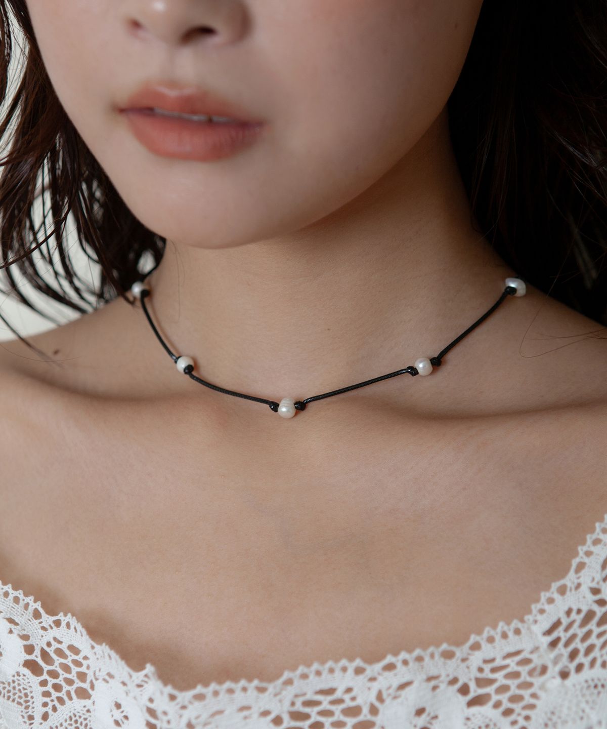 지지(GEEGEE) water pearl string necklcae - black