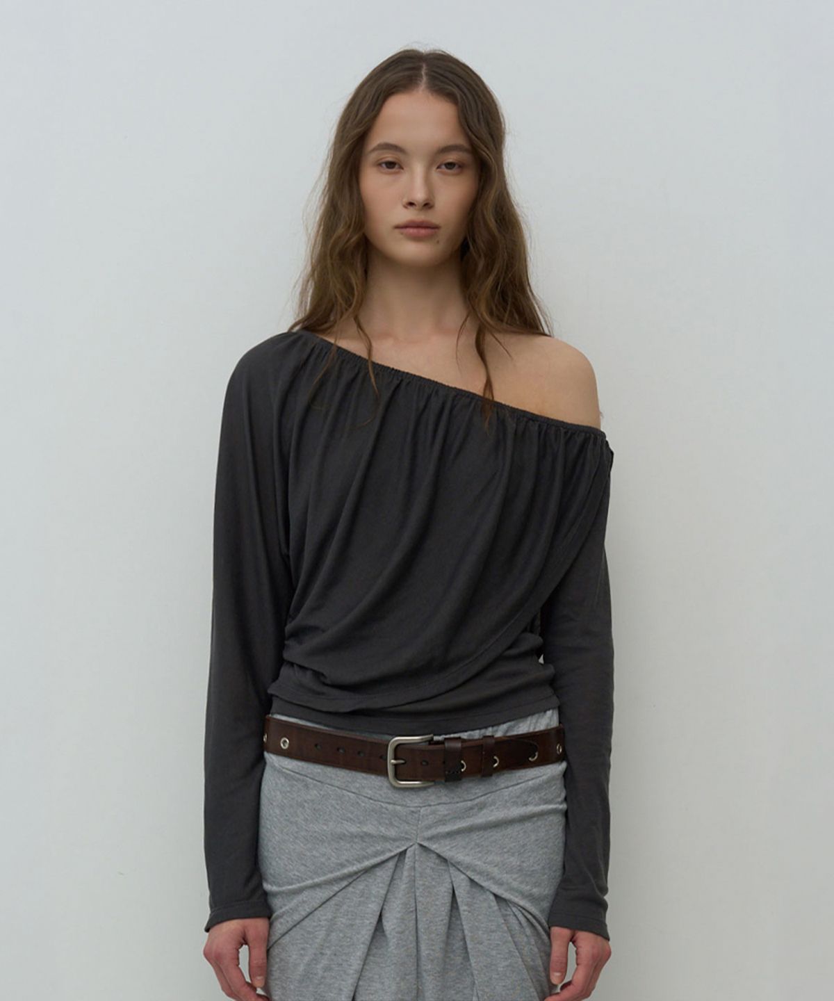 프리퍼프리퍼(PREFERPREFER) Draped Layered Top (Charcoal)