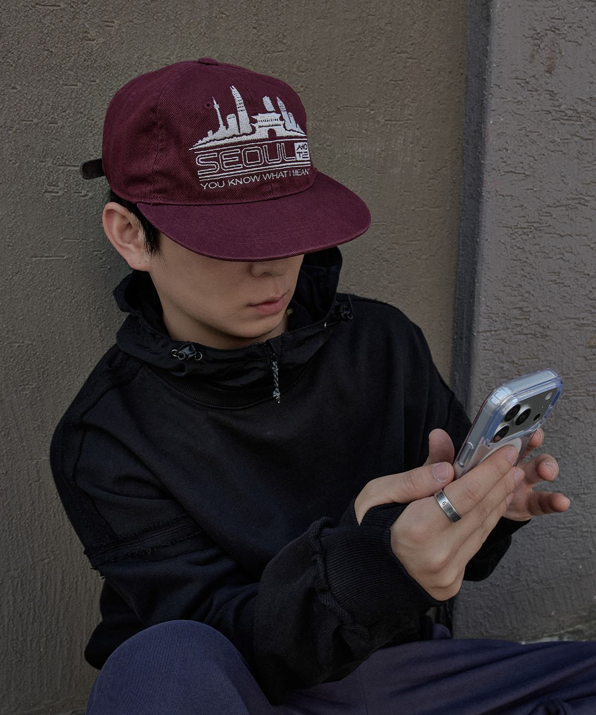 더블유엠씨(WMC) [담OOTD x WMC] 그래픽 6패널 트럭커 캡_BURGUNDY