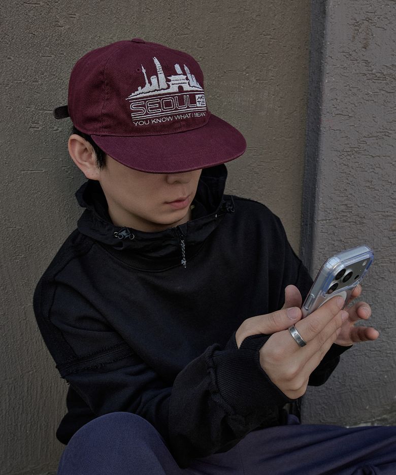 [담OOTD x WMC] 그래픽 6패널 트럭커 캡_BURGUNDY