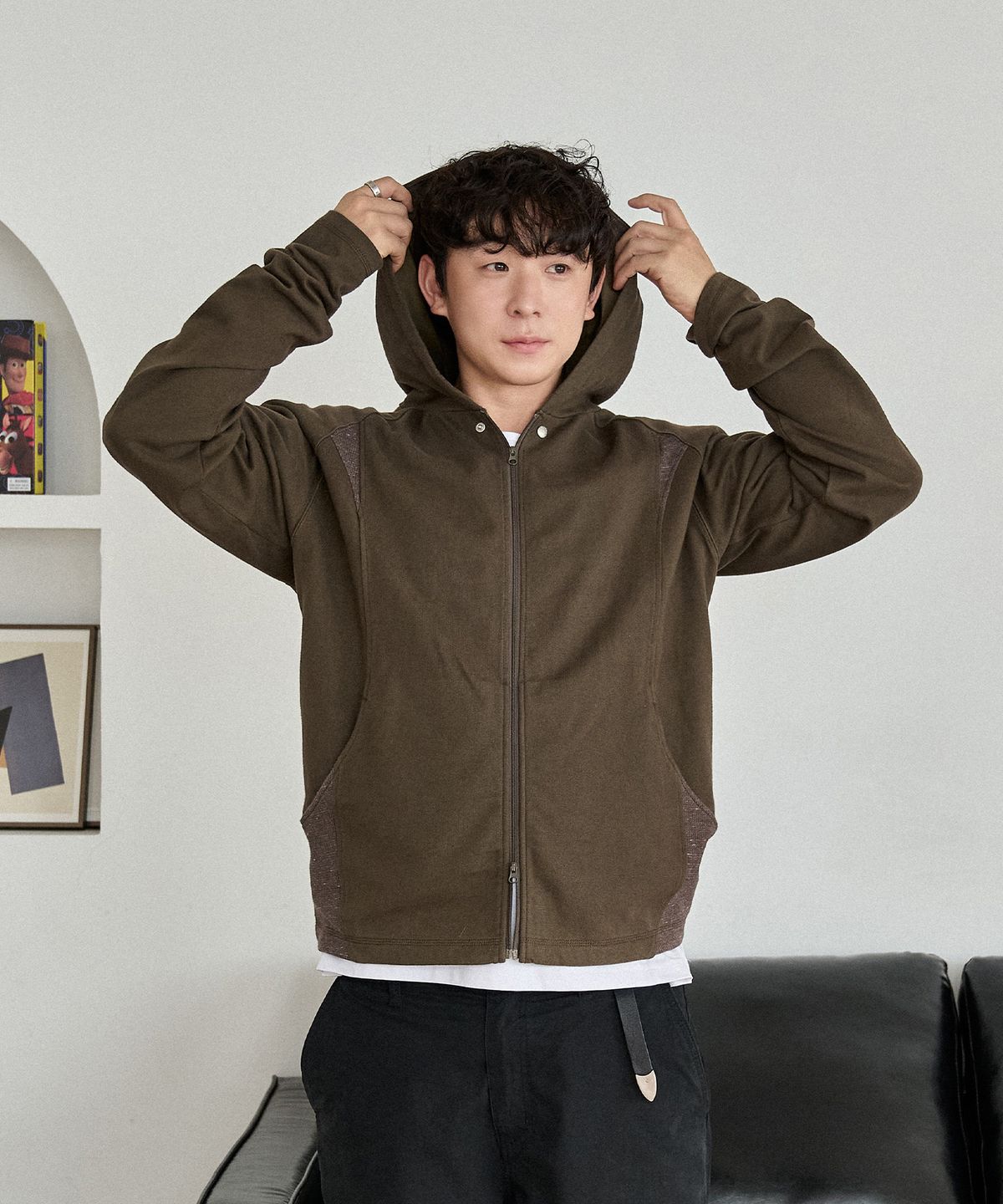 더블유엠씨(WMC) [담OOTD x WMC] 커브드 라인 후드집업_KHAKI