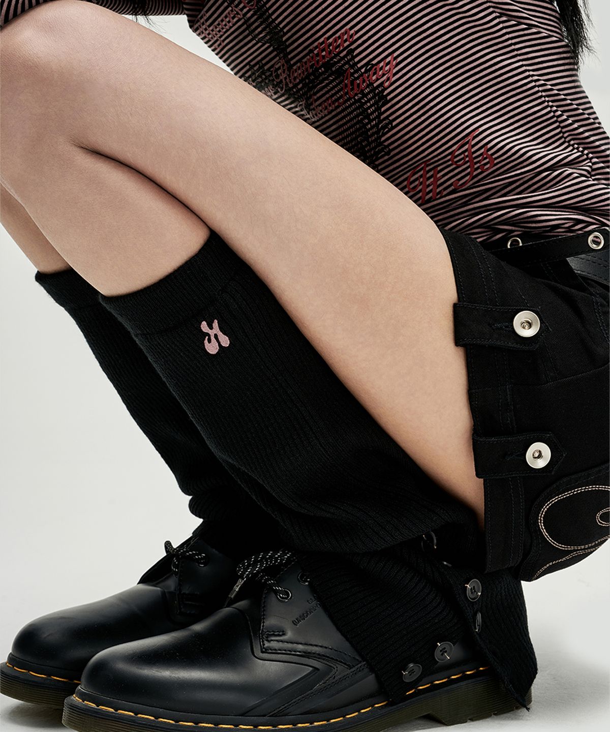 히쇼(HISYO) H Symbol Side Button Leg Warmer - Black