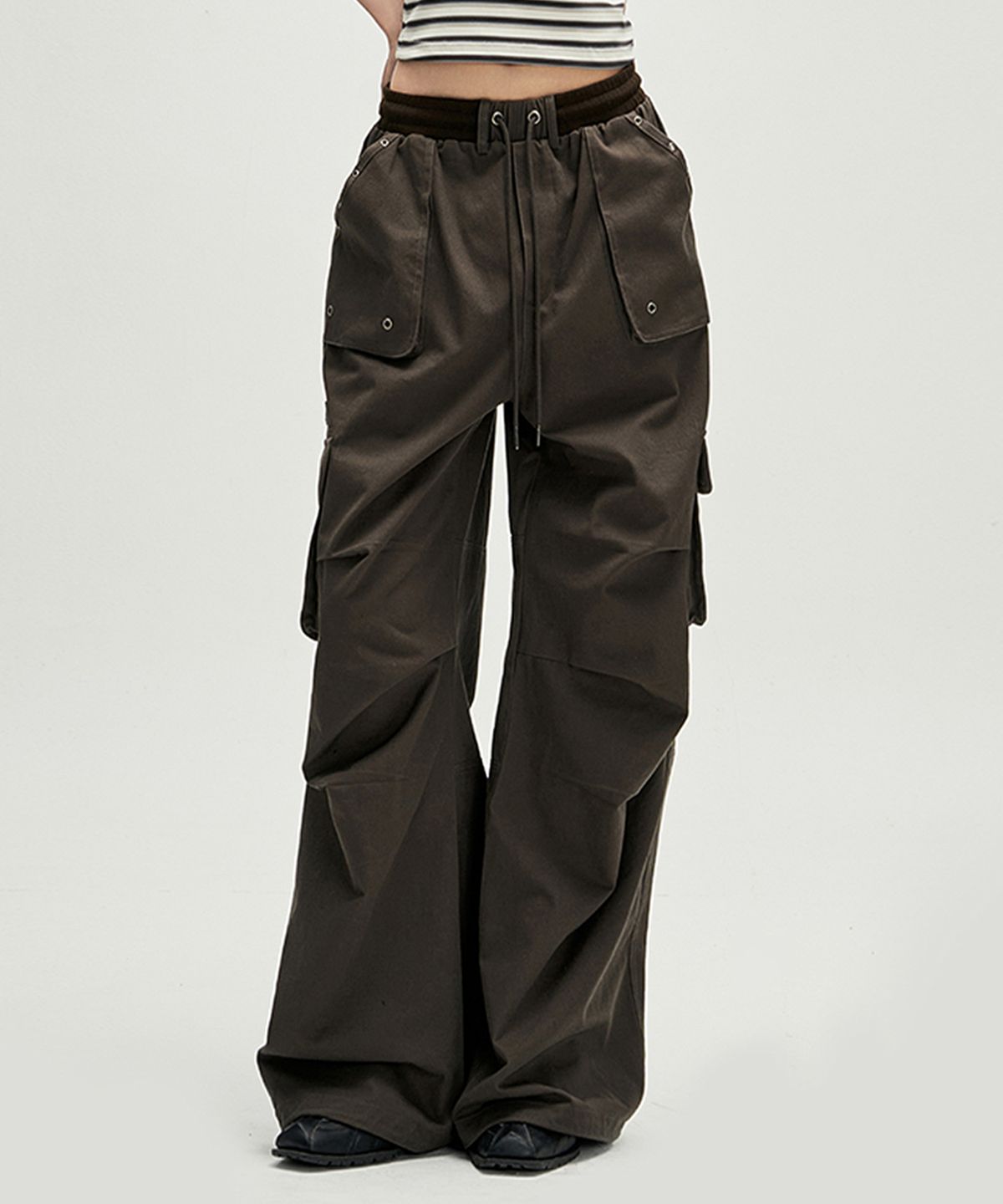 히쇼(HISYO) HISYO Lettering Parachute Cargo Pants - Brown
