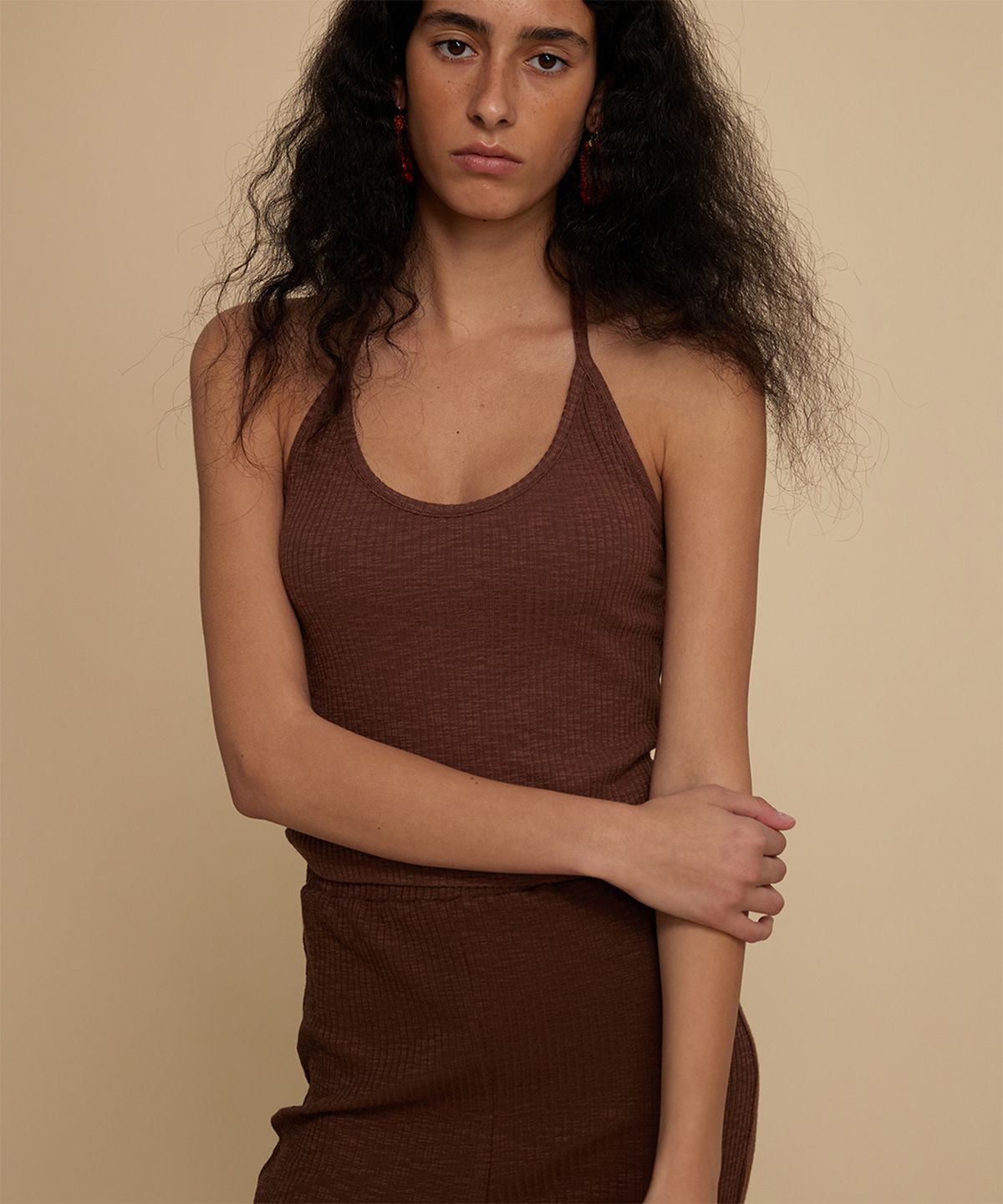 지지비샤(JIJIVISHA) WOODEN HALTER SLEEVELESS (BROWN)