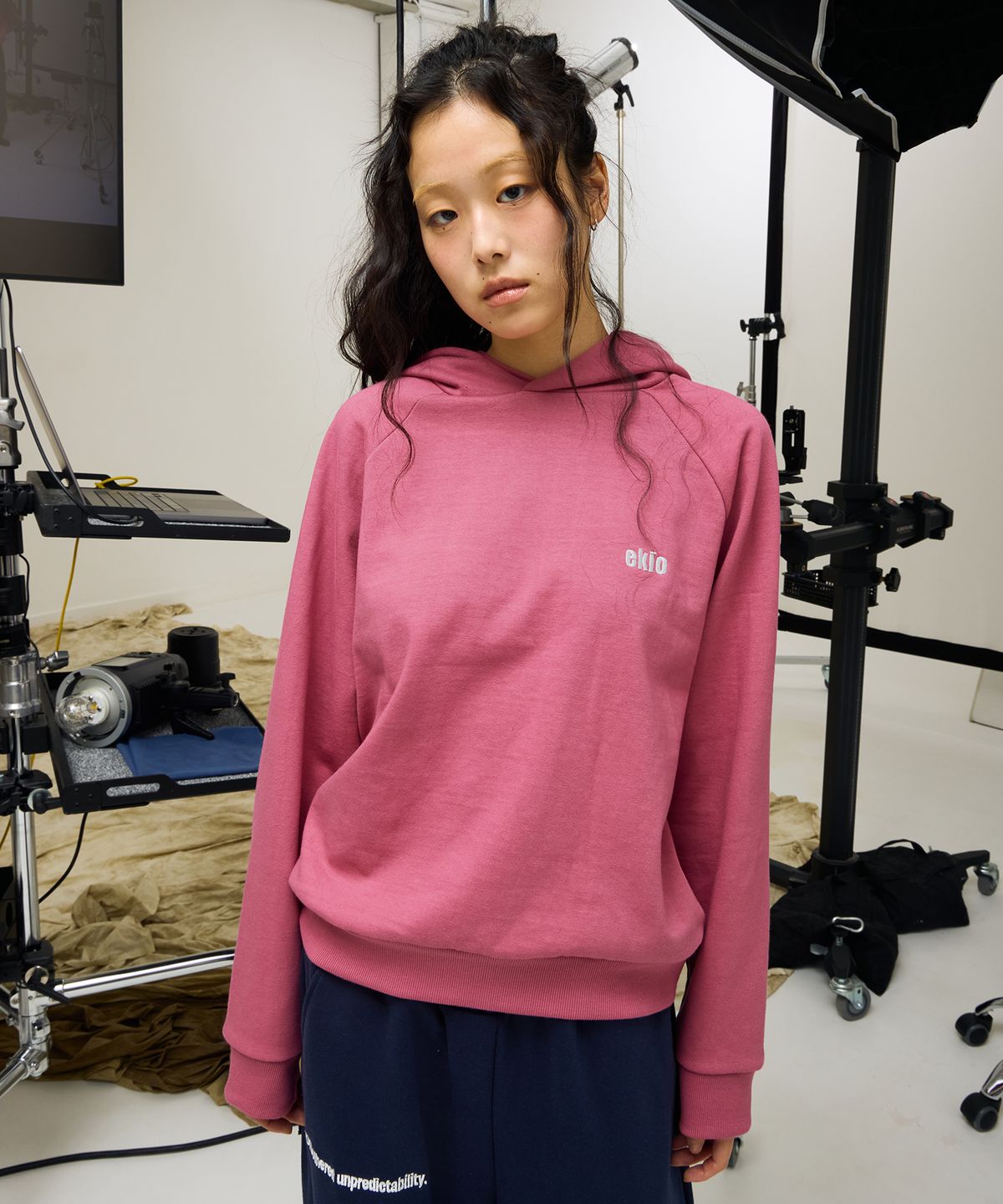 에키오(EKIO) ekio 로고 래글런 후디 (Indie pink)