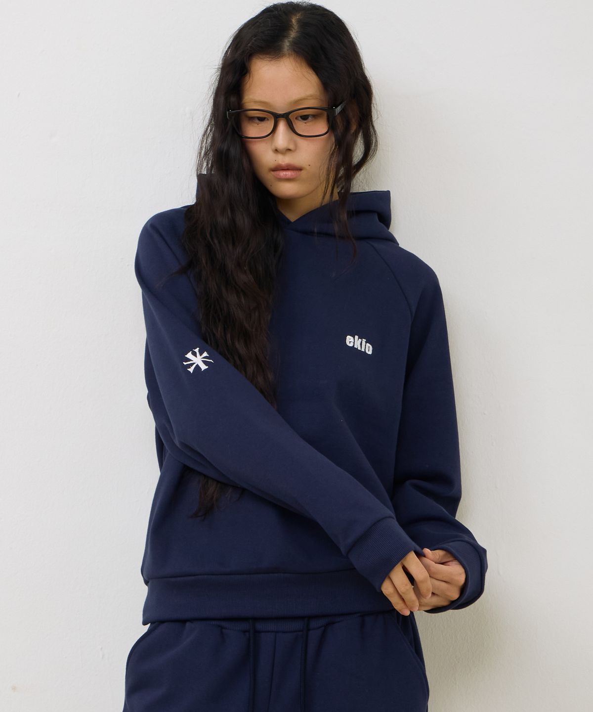 에키오(EKIO) ekio 로고 래글런 후디 (Navy)