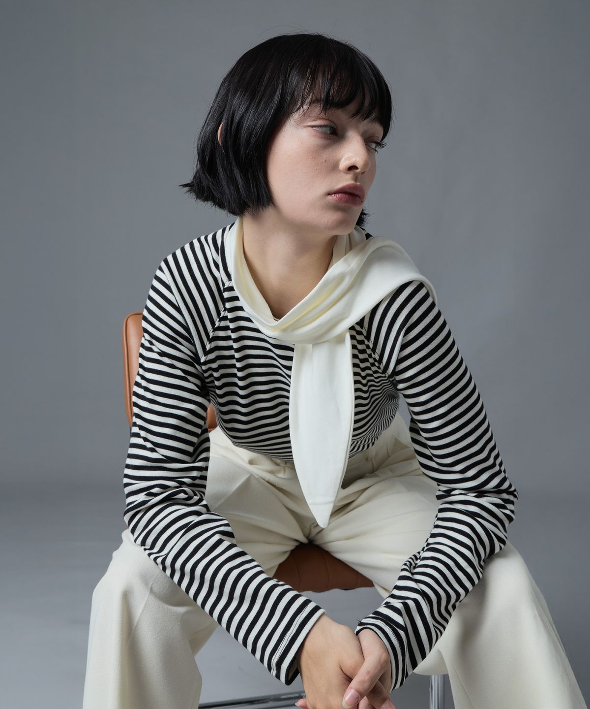 더밀루이(THEMILUI) Stripe Scarf Set T-shirt (Black)