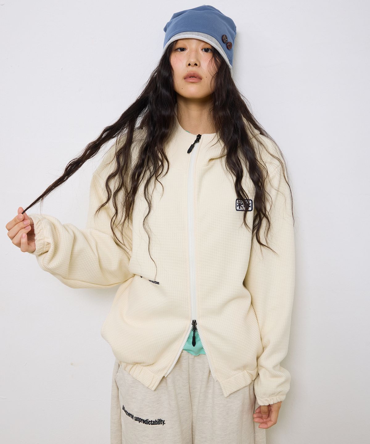 에키오(EKIO) 로고 패치 와플 후드 집업 (Ivory)