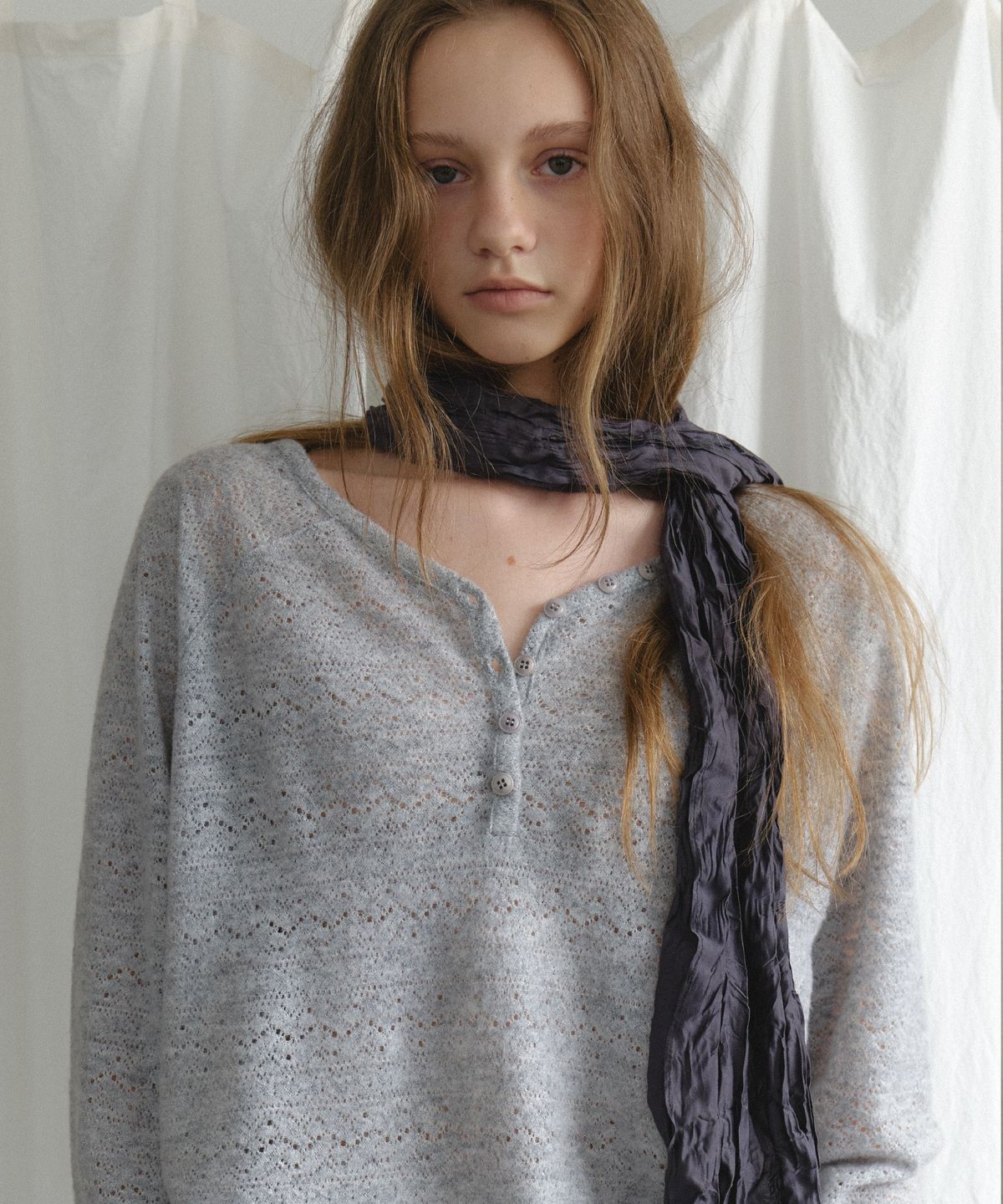 비코멜리(BCOMELY) Charis Crinkle Scarf_Charcoal