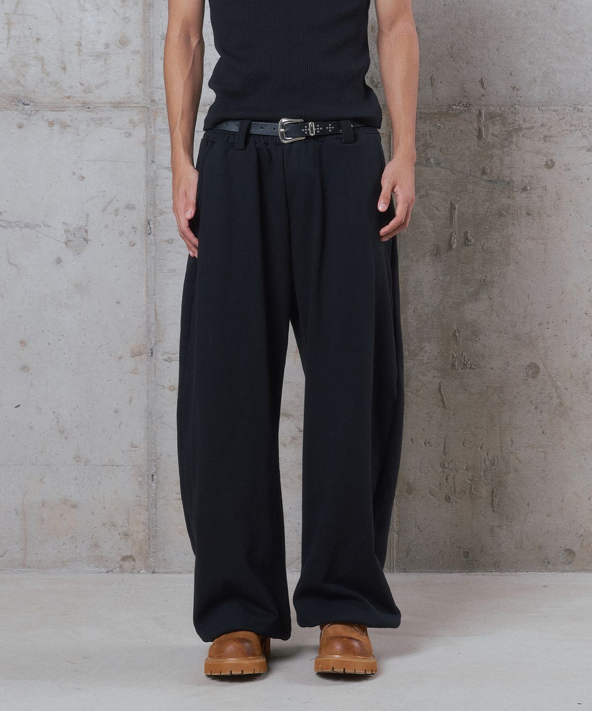 디오스피스(DAUSPICE) (DUC) Essential Curved Sweatpants Black