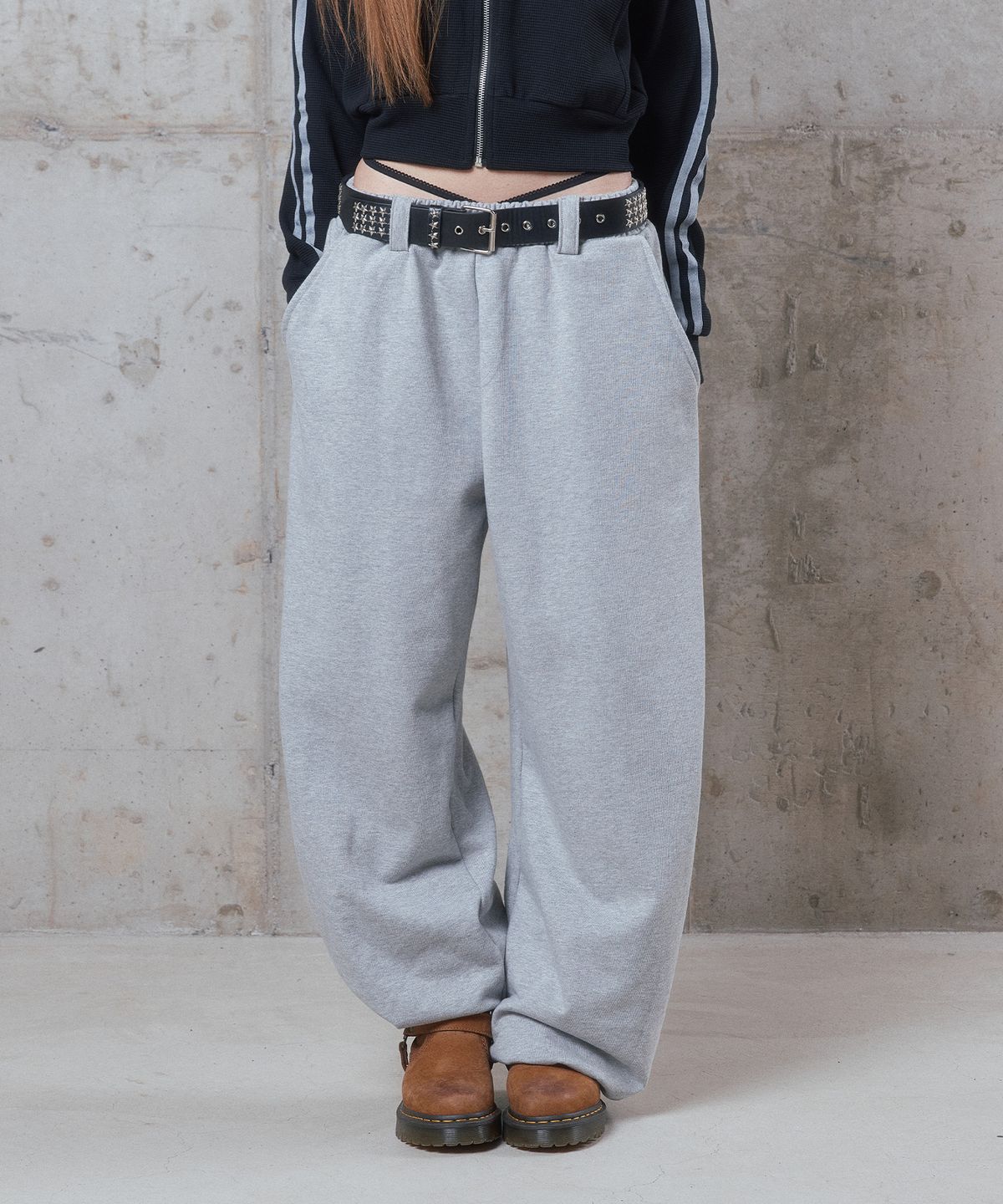 디오스피스(DAUSPICE) (DUC) Essential Curved Sweatpants Gray