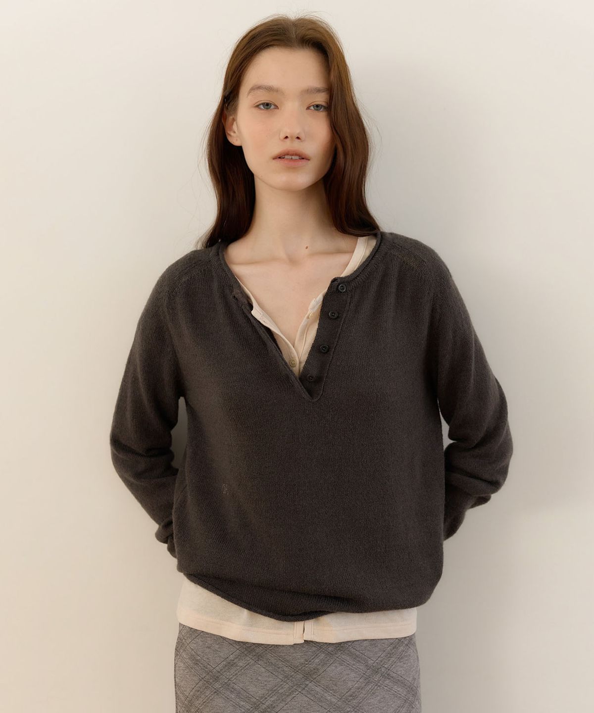 아우로(OURO) RAGLAN HALF BUTTON KNIT [ CHARCOAL ]