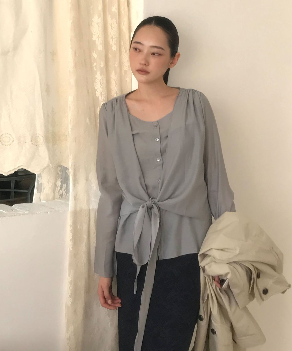 아우로(OURO) SHIRRING WRAP LAYERED BLOUSE [ PALE GRAY ]