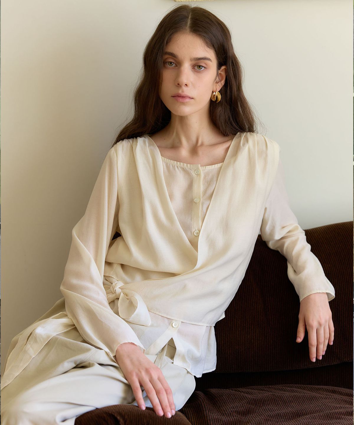 아우로(OURO) SHIRRING WRAP LAYERED BLOUSE [ CREAM ]