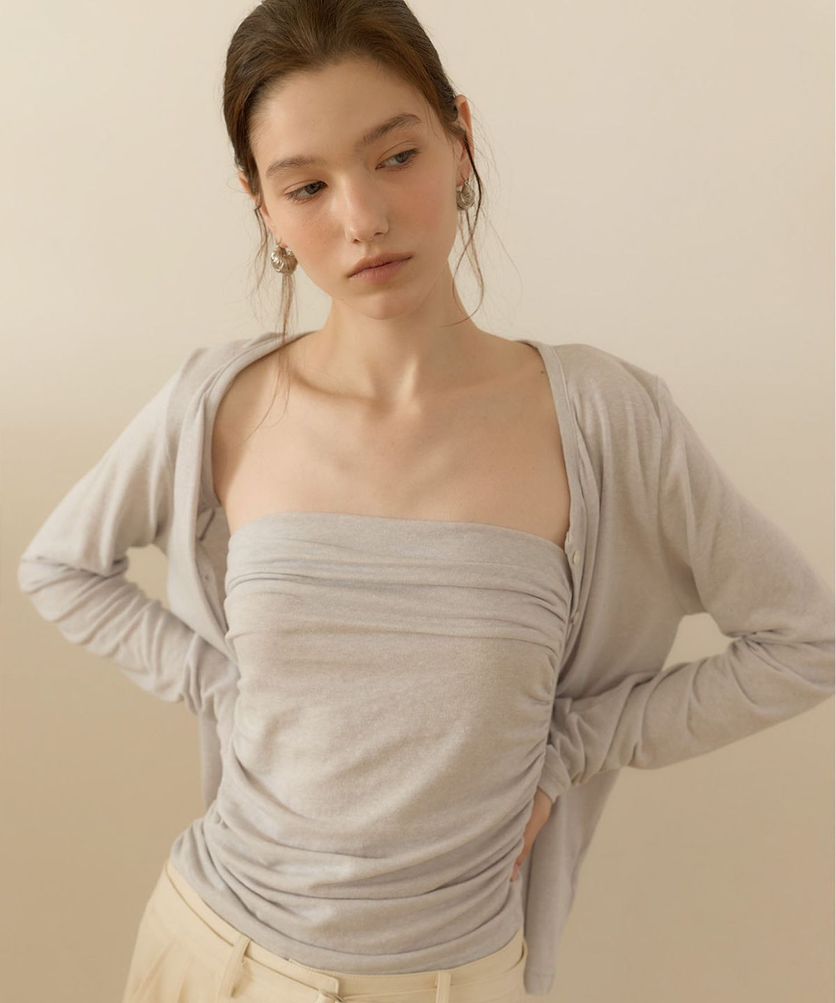 아우로(OURO) SHIRRING TOP LAYERED CARDIGAN [ PALE GRAY ]