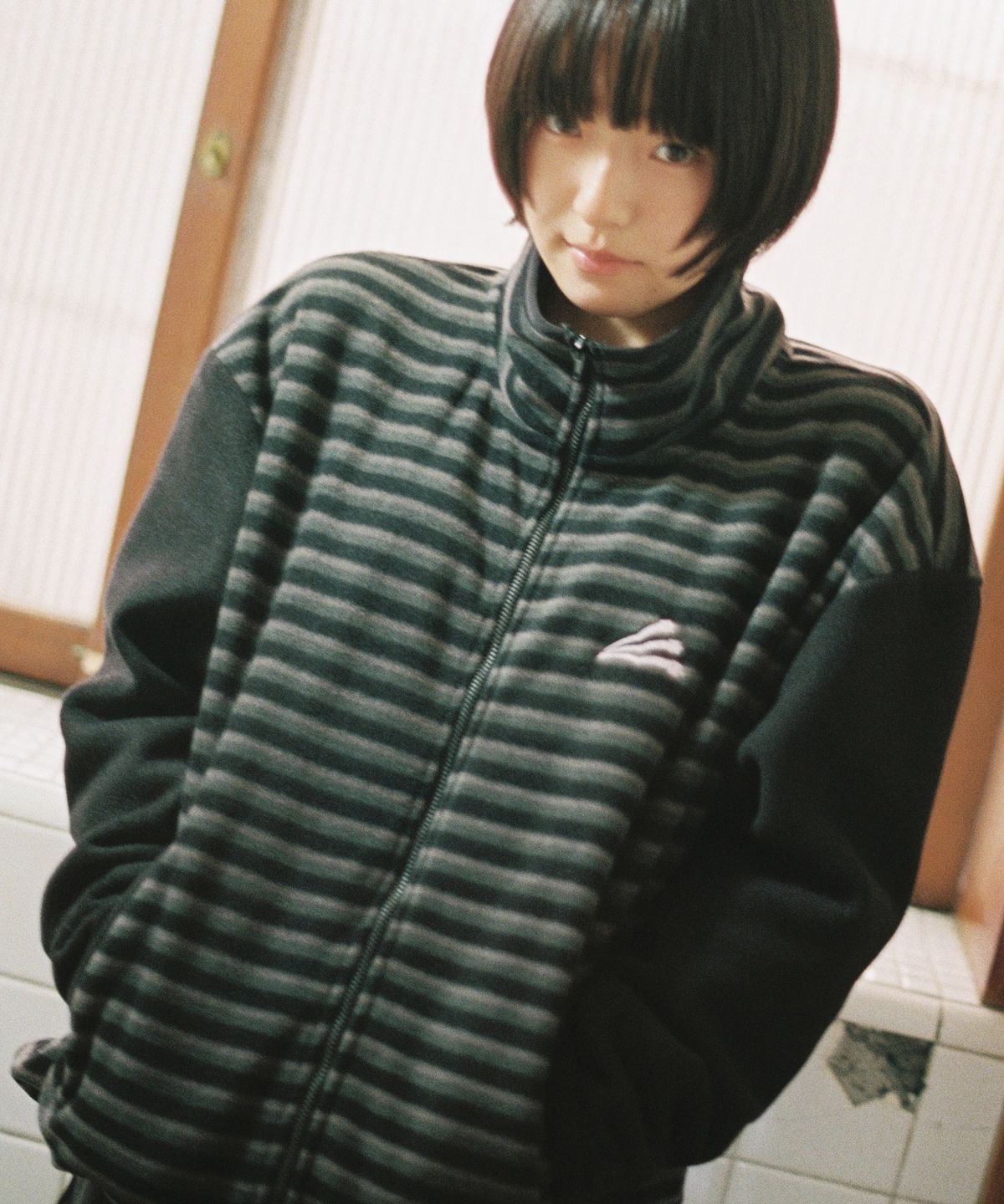 원더비지터(WONDERVISITOR) Stripe two-tone Fleece Zip-up [Black]