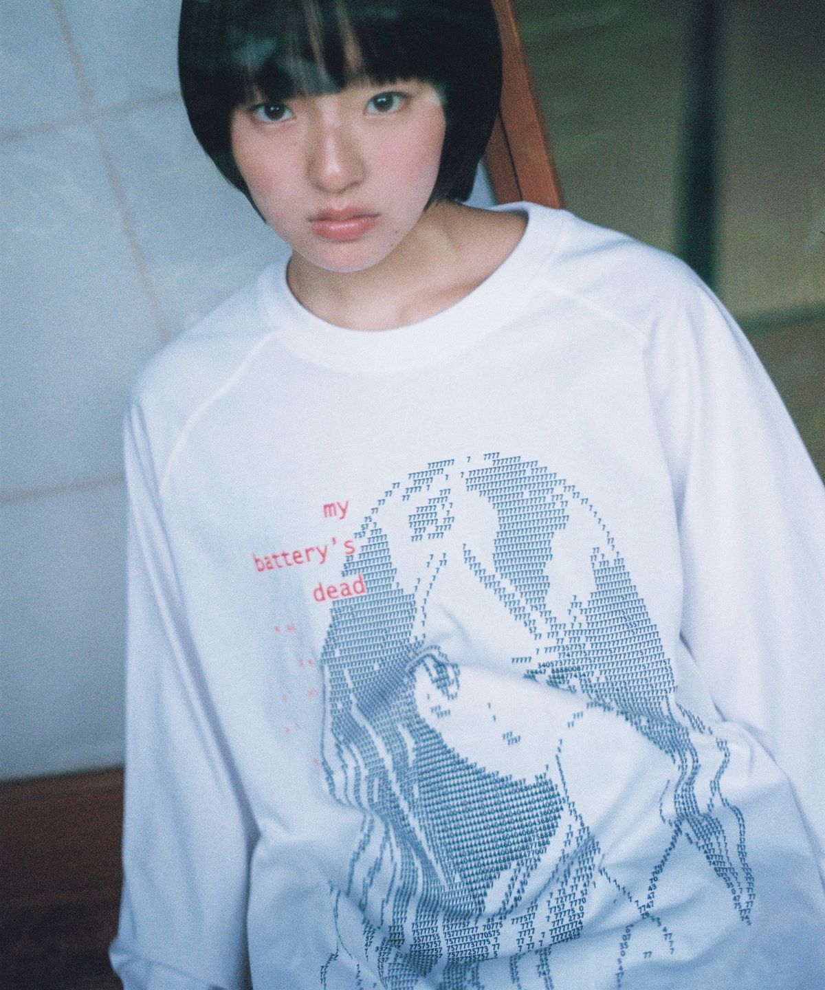 원더비지터(WONDERVISITOR) Ascii girl Raglan LS-T [White]