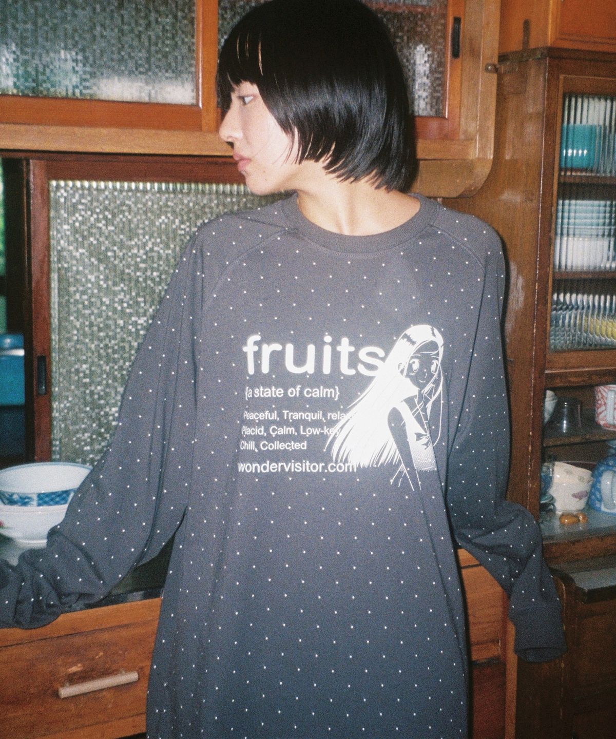 원더비지터(WONDERVISITOR) fruits girl dot Raglan LS-T [Charcoal]