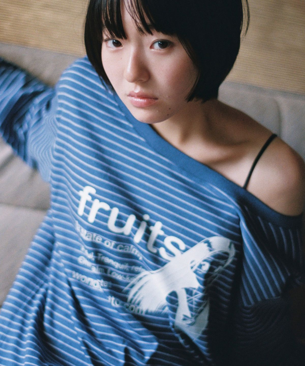 원더비지터(WONDERVISITOR) fruits girl stripe One shoulder T-shirt [Navy]