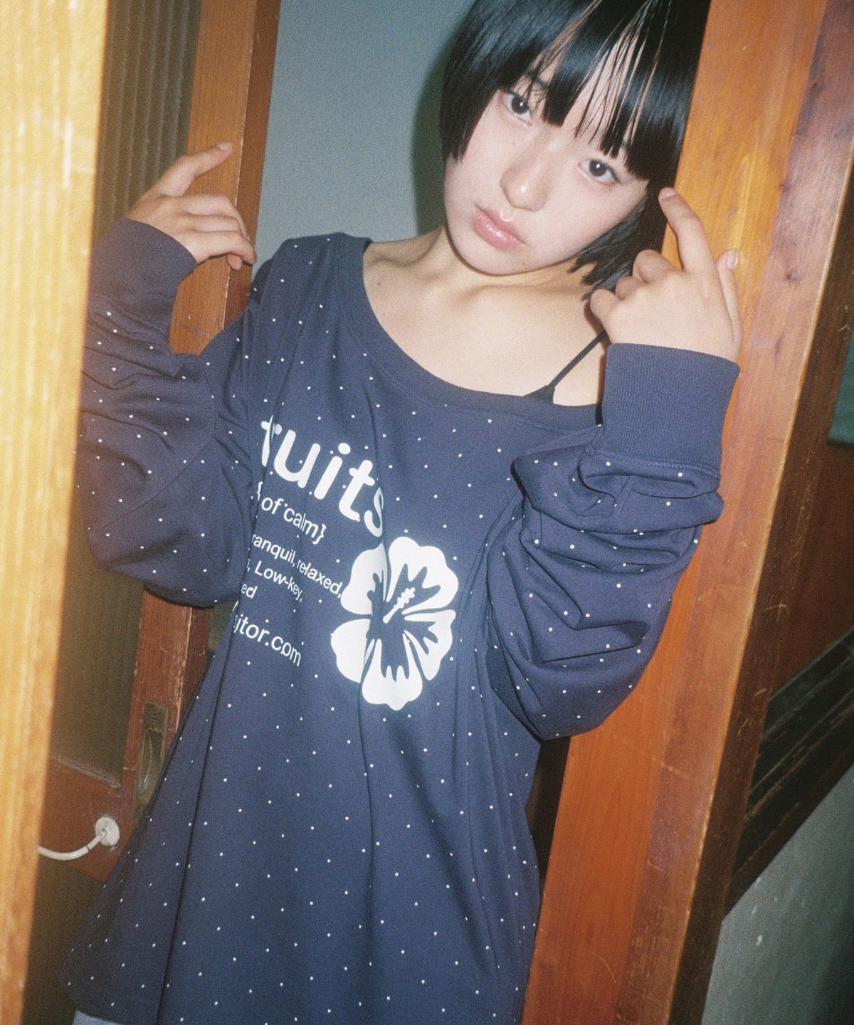 원더비지터(WONDERVISITOR) fruits dot One shoulder T-shirt [Navy]