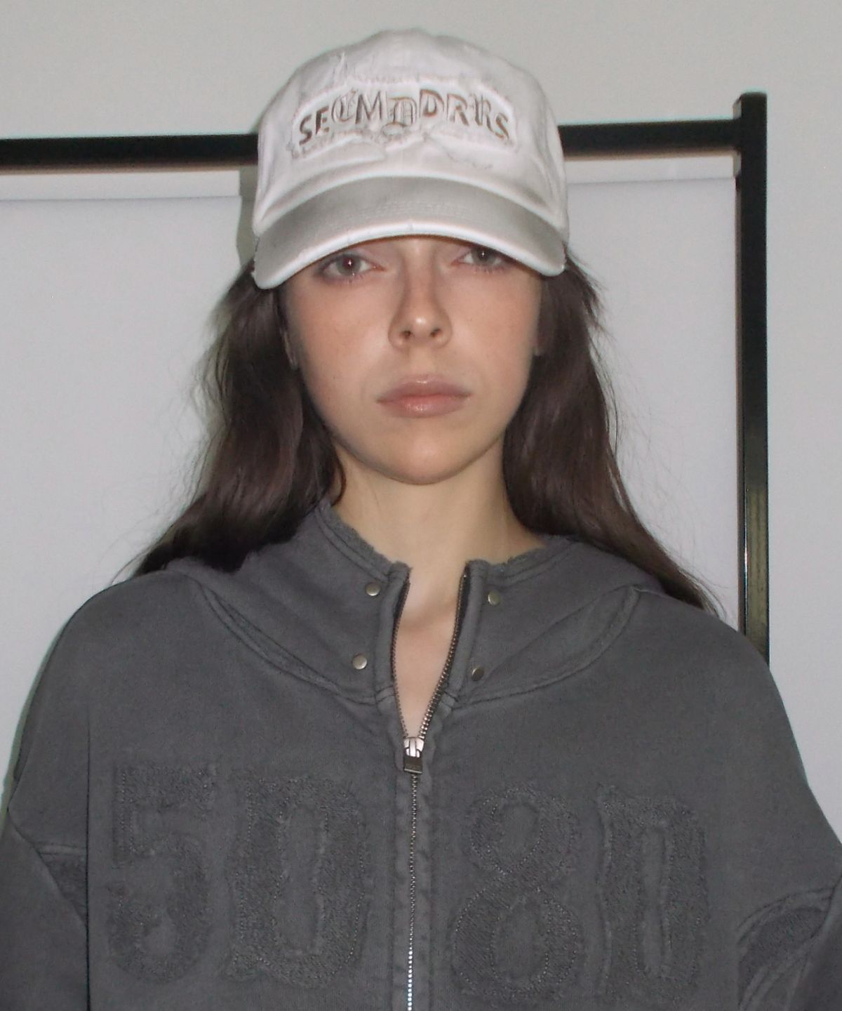 오디너리 홀리데이(ORDINARY HOLIDAY) DIRTY WASHED APPLIQUE BALL CAP [IVORY]