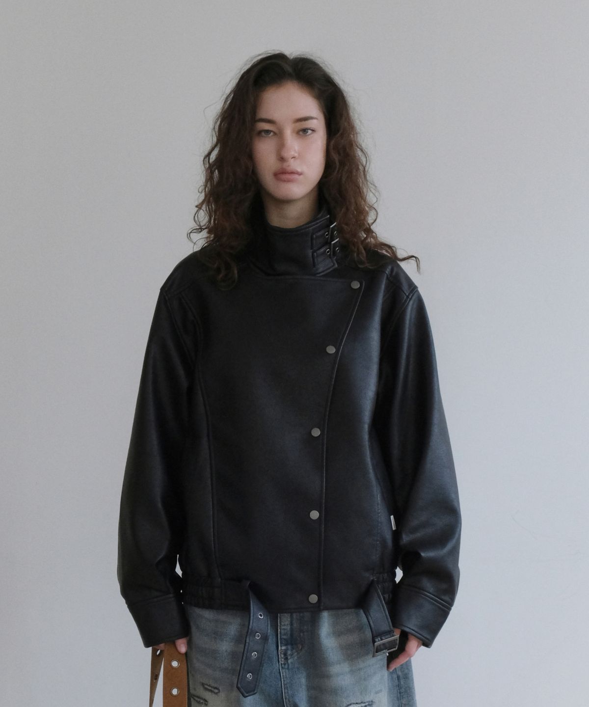 오디너리 홀리데이(ORDINARY HOLIDAY) BELTED OVERSIZED LEATHER JUMPER [BLACK]