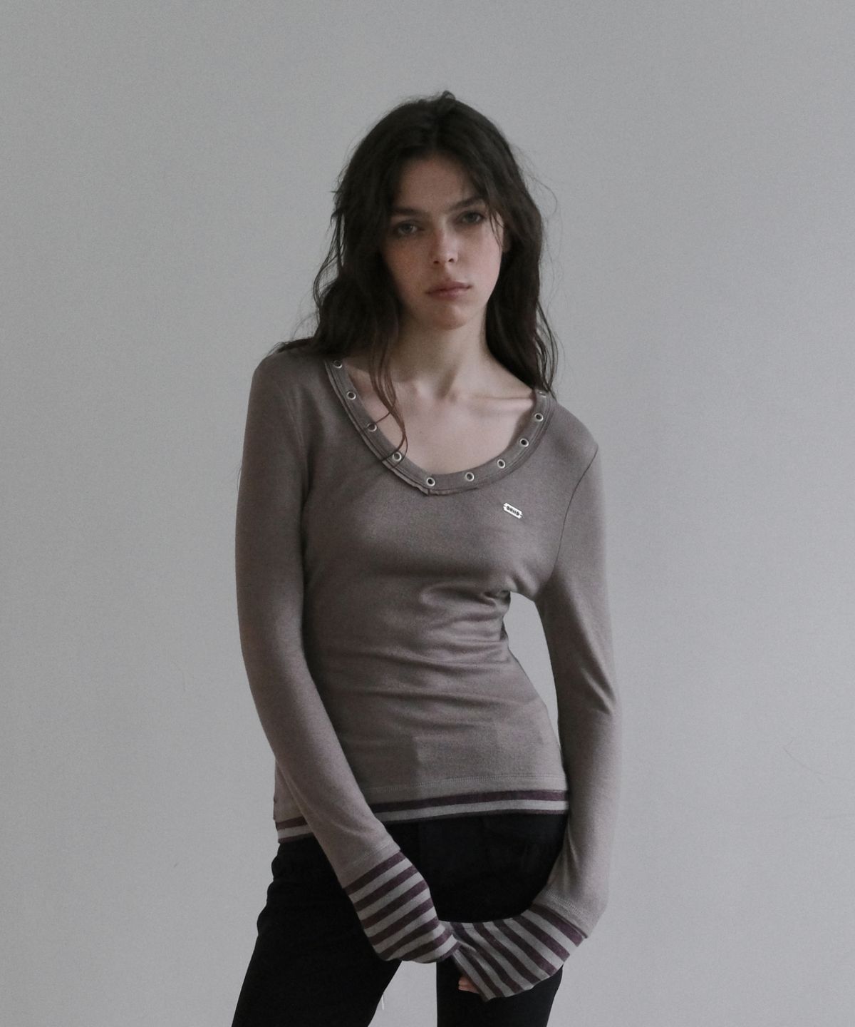 오디너리 홀리데이(ORDINARY HOLIDAY) STUD V NECK PULLOVER [ASH BROWN]