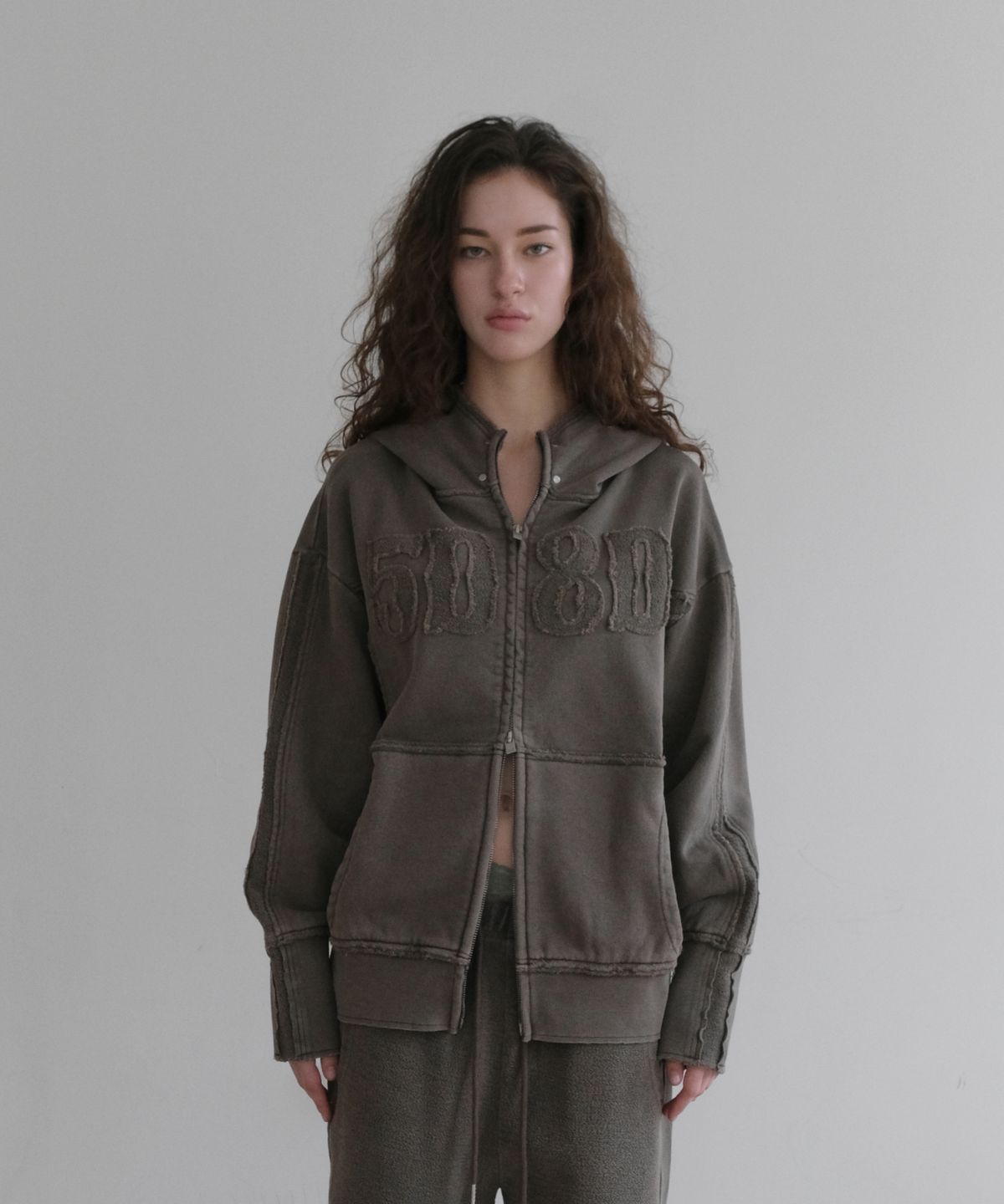 오디너리 홀리데이(ORDINARY HOLIDAY) APPLIQUE PIGMENT SWEAT HOODIE [BROWN]