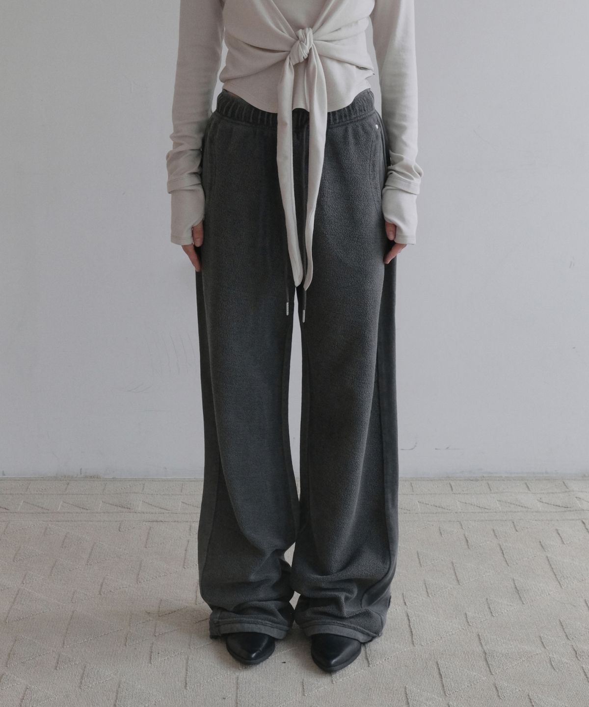 오디너리 홀리데이(ORDINARY HOLIDAY) APPLIQUE PIGMENT WIDE SWEAT PANTS [CHARCOAL]