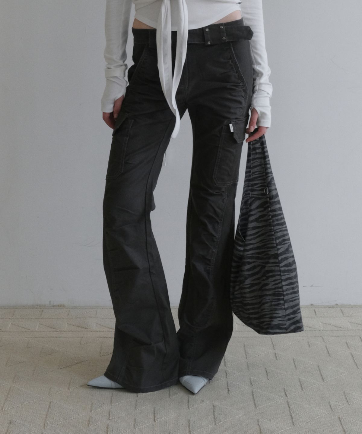 오디너리 홀리데이(ORDINARY HOLIDAY) SHIRRING DETAIL BOOTS CUT PANTS [CHARCOAL]