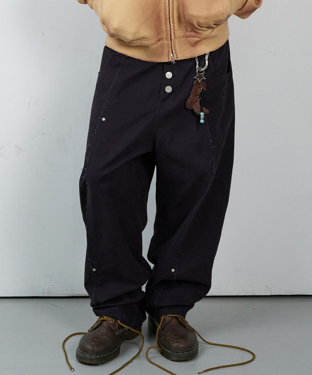 더바이닐하우스(THEVINYLHOUSE) CURVED STUD PANTS BLACK