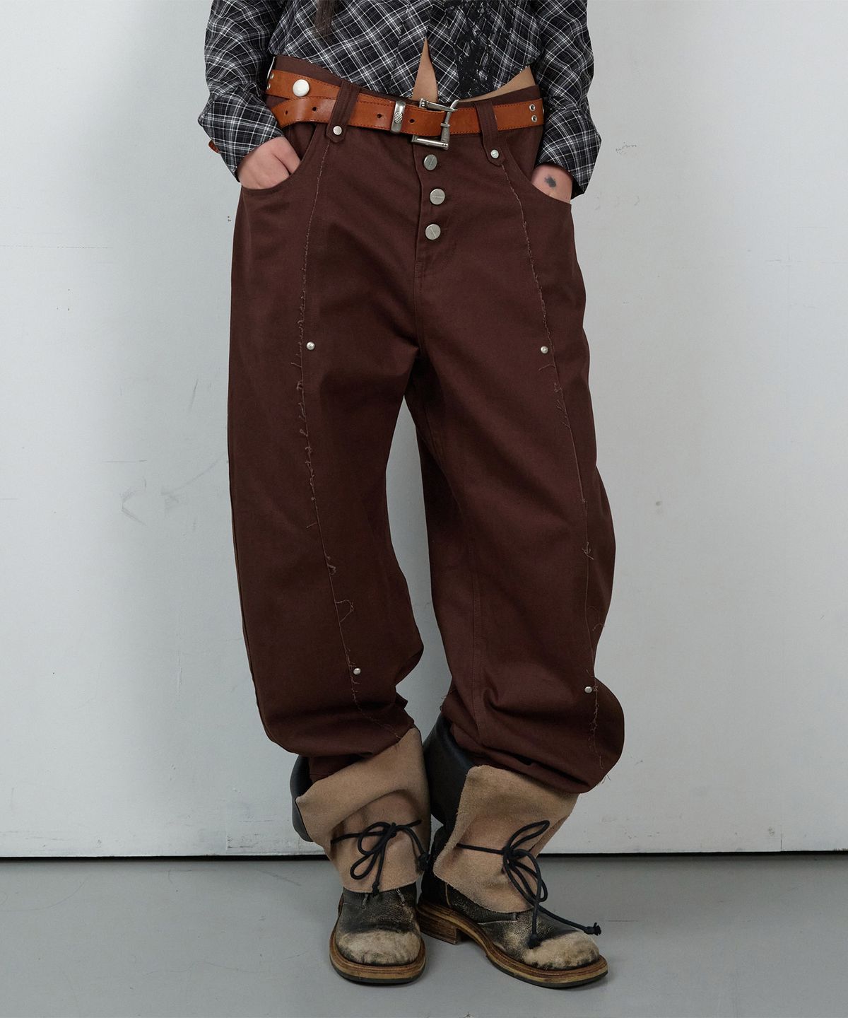 더바이닐하우스(THEVINYLHOUSE) CURVED STUD PANTS BROWN