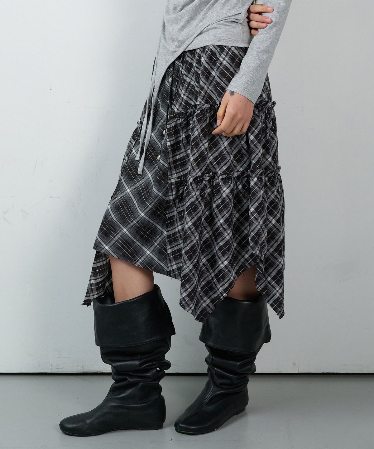 더바이닐하우스(THEVINYLHOUSE) UNBALANCE LAYERED CHECK SKIRT (W) BLACK