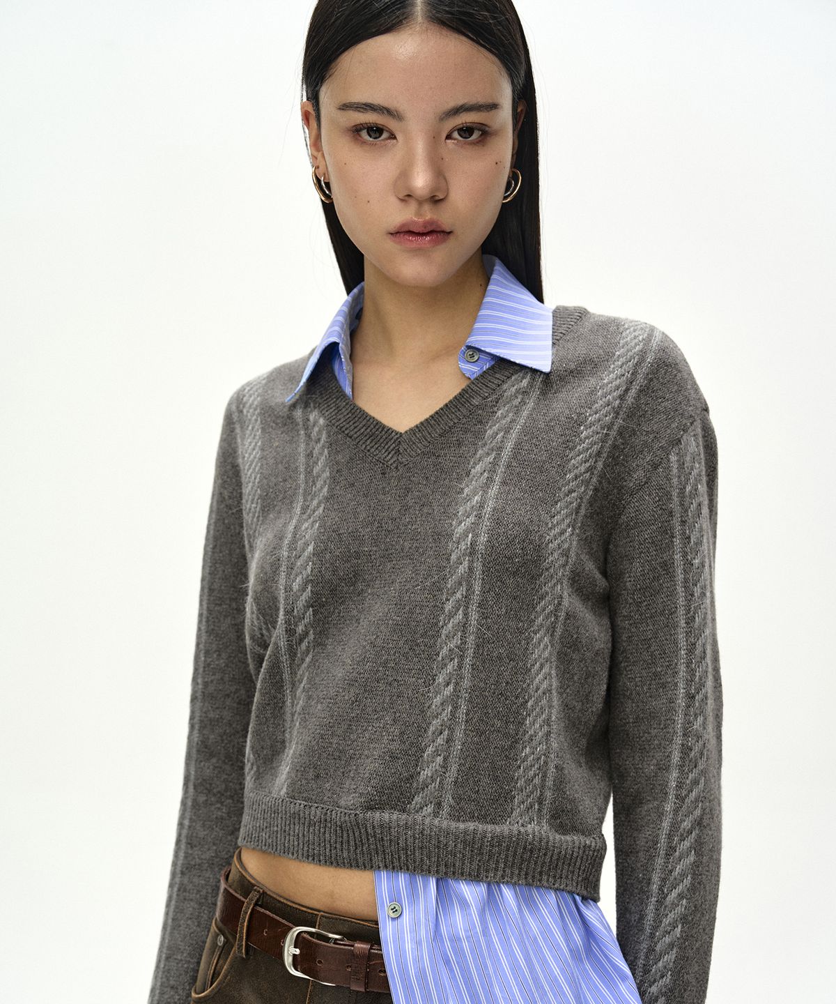 앤더슨벨(ADSB ANDERSSON BELL) SHIRT INSERT V-NECK SWEATER (GREY/BLUE)