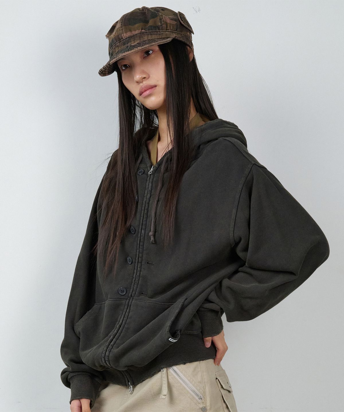 더바이닐하우스(THEVINYLHOUSE) BUTTON WASHED HOODIE ZIP-UP CHARCOAL