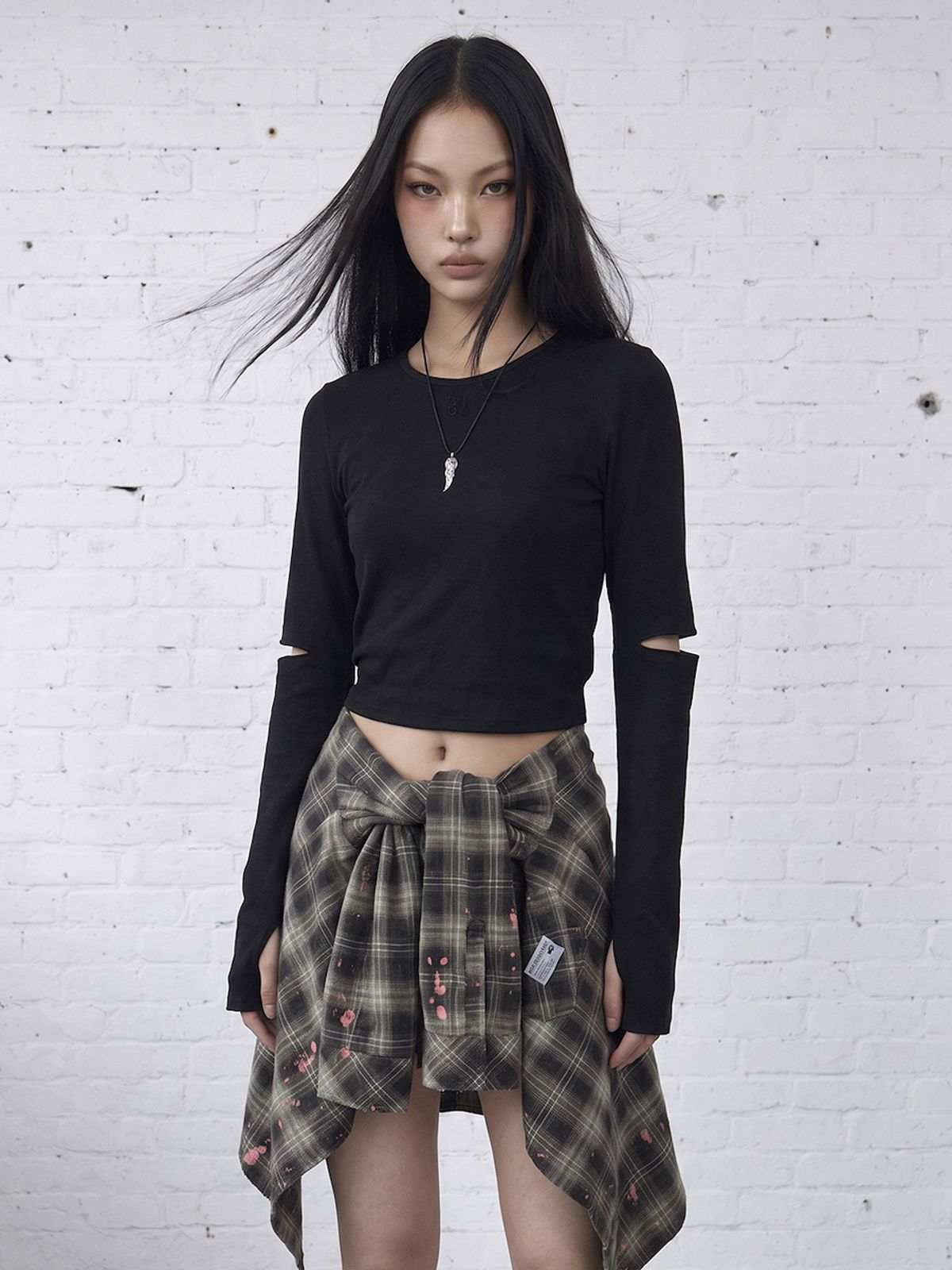 바운더리(BOUNDARY) GLAM CUT OUT SLEEVE CROP TEE WITH TIE STRAP BLACK