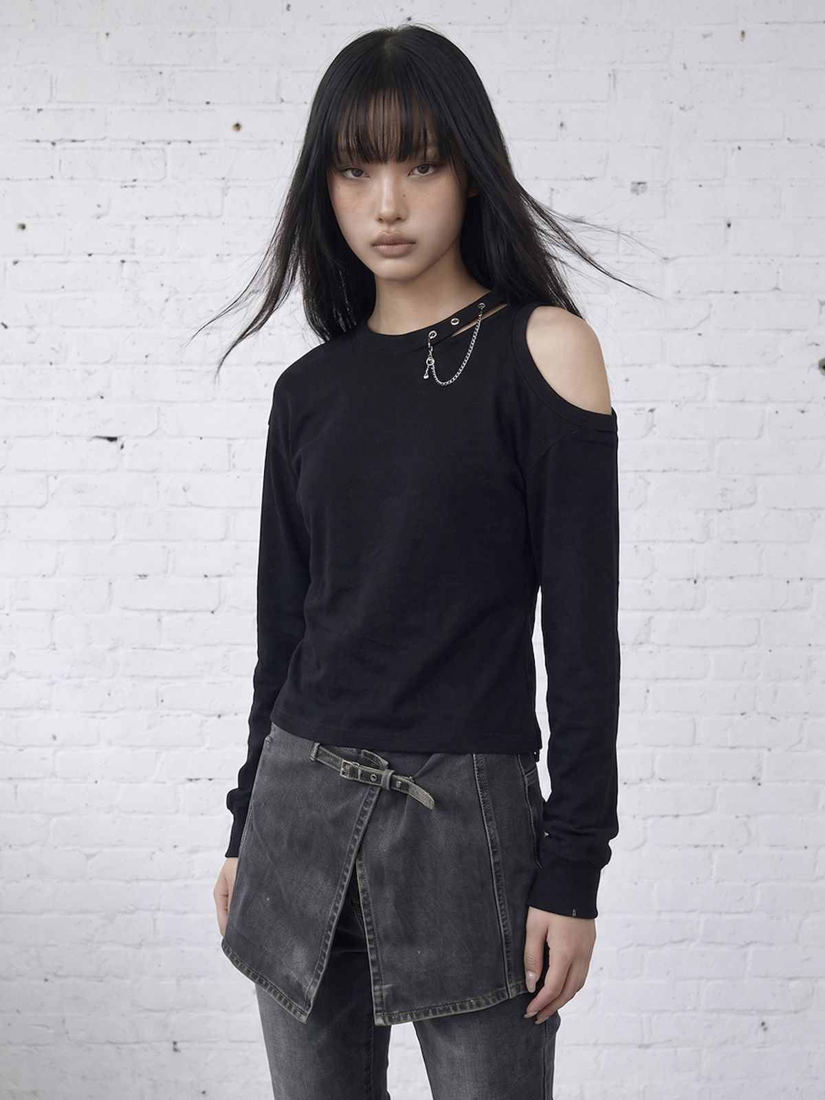 바운더리(BOUNDARY) GLAM ONE SHOULDER CUT OUT SWEATSHIRT WITH CHAIN BLACK