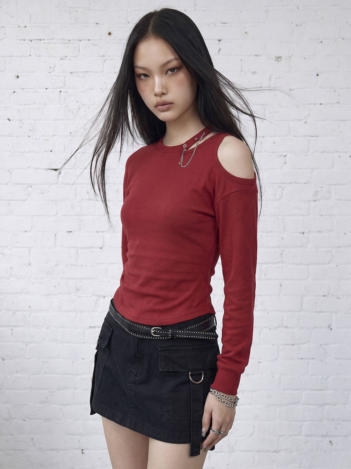 바운더리(BOUNDARY) GLAM ONE SHOULDER CUT OUT SWEATSHIRT WITH CHAIN BURGUNDY