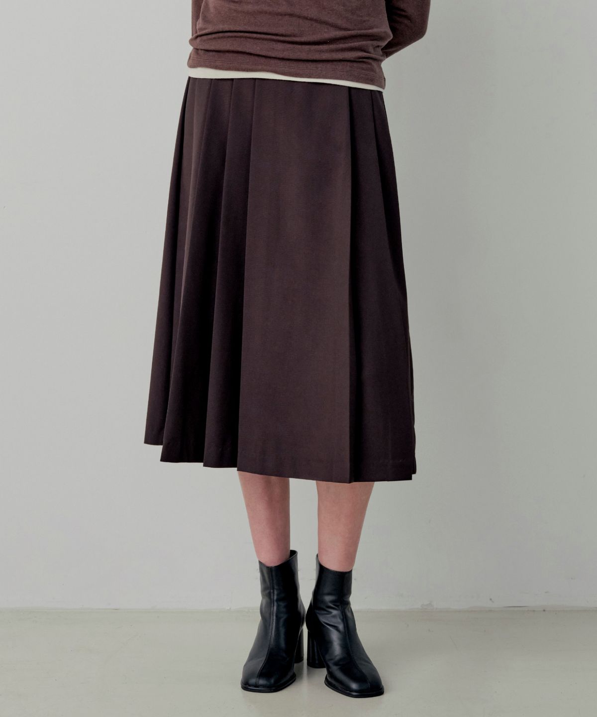 르세지엠(LESEIZEME) Basic Unbalance Pleated Long Skirt - Deep Brown