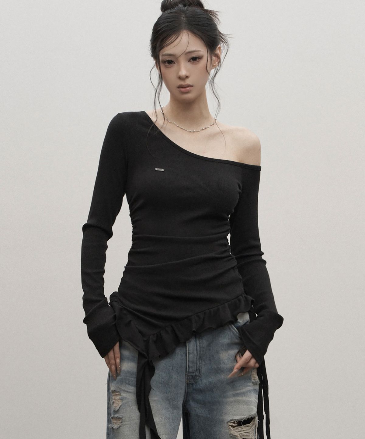 카키포인트(KHAKIPOINT) Offset Ruffle Top (black)