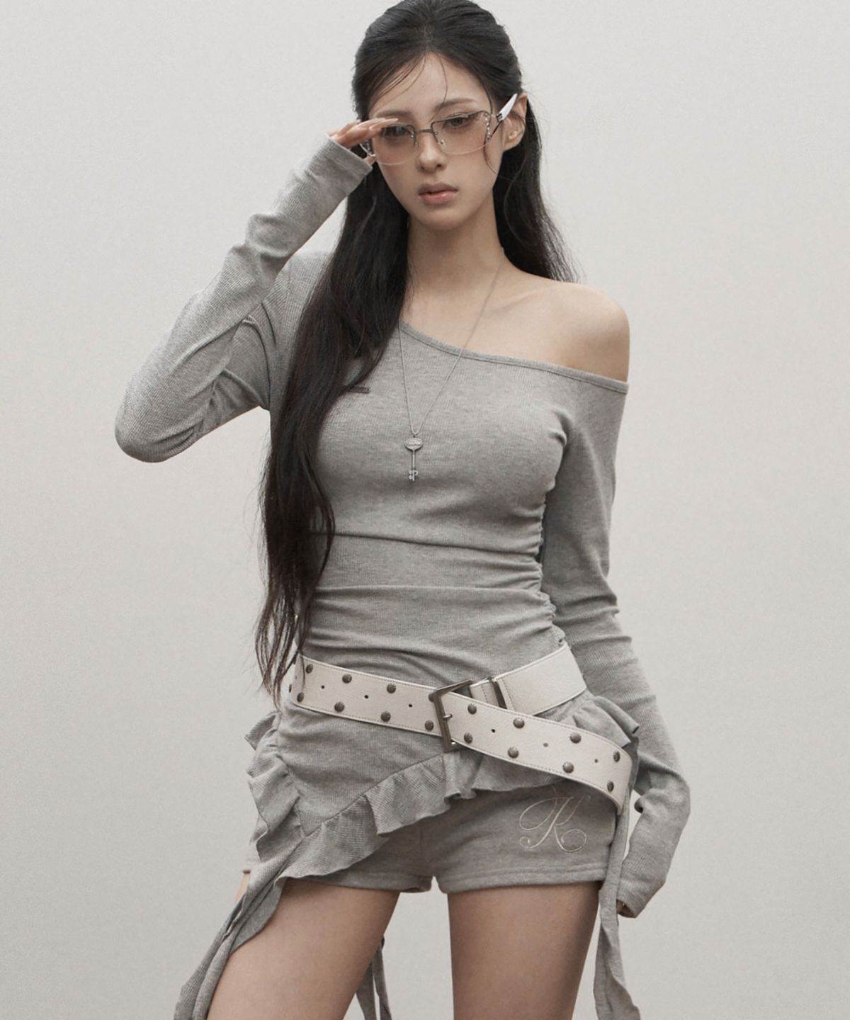 카키포인트(KHAKIPOINT) Offset Ruffle Top (gray)