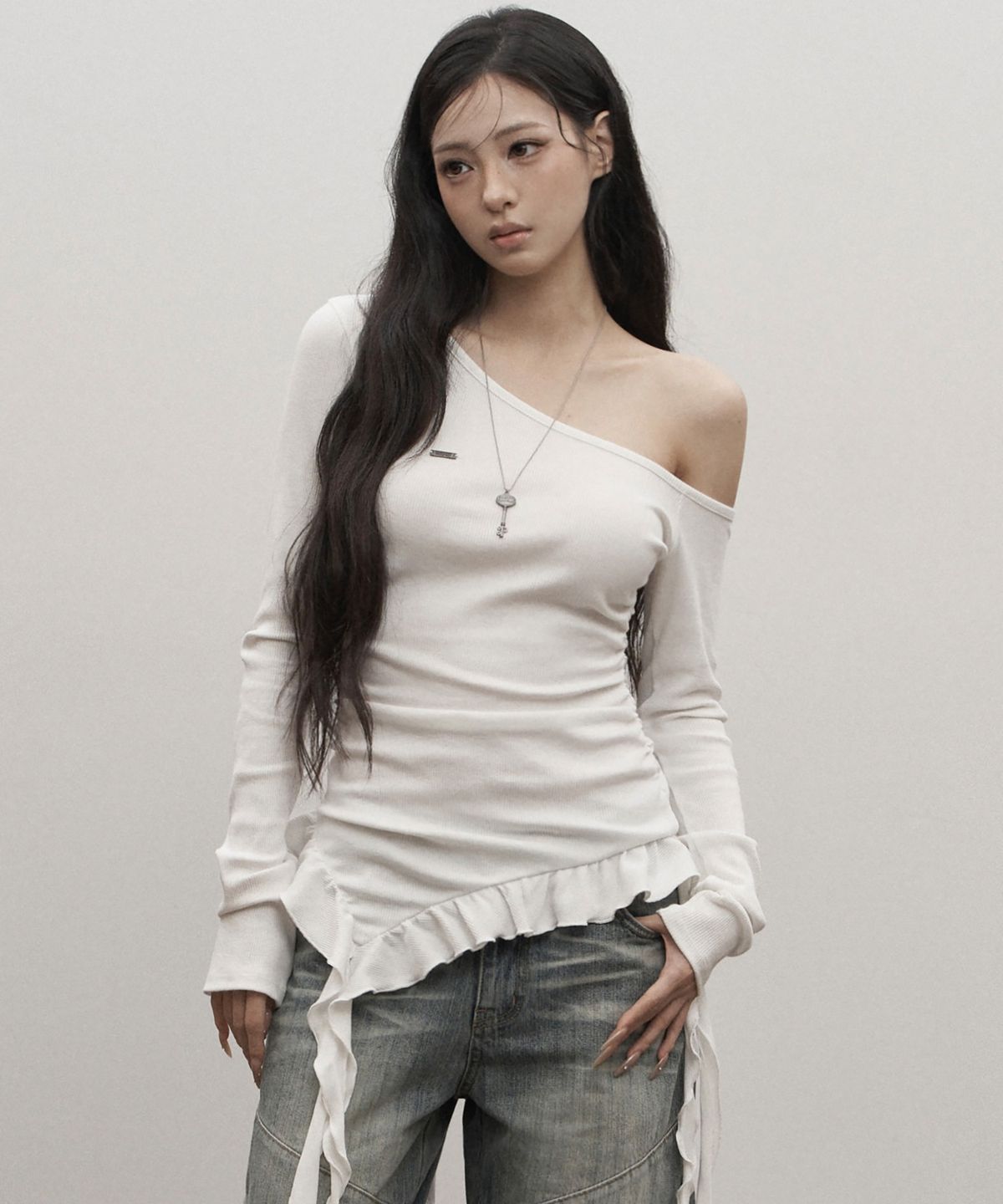 카키포인트(KHAKIPOINT) Offset Ruffle Top (ivory)
